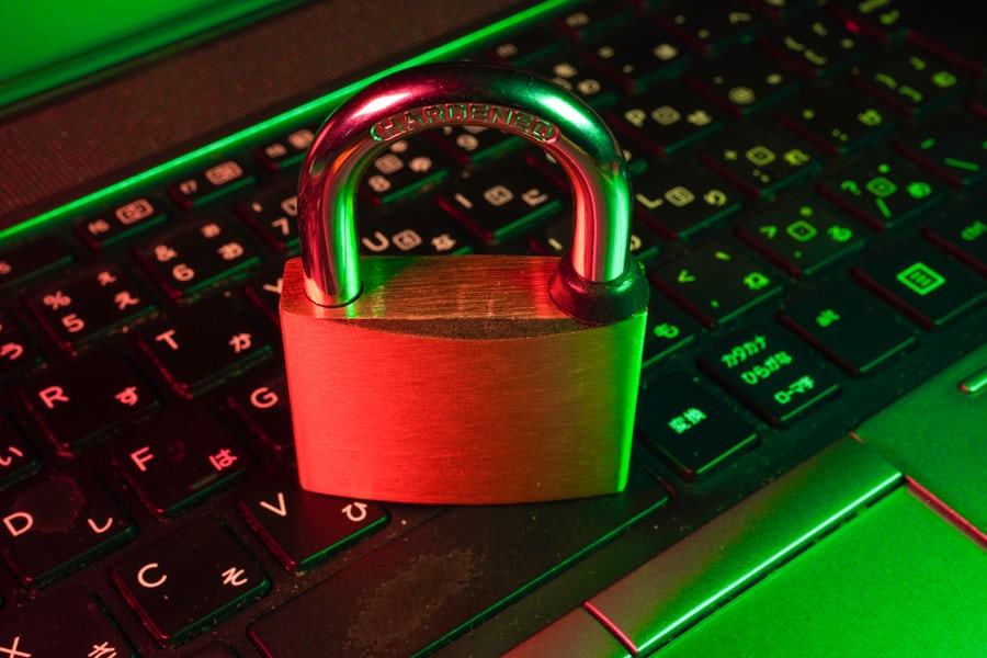 Gembok digital sebagai lambang keamanan akun