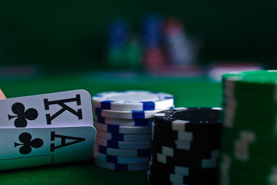Tumpukan chip dan kartu poker di atas meja kain hijau