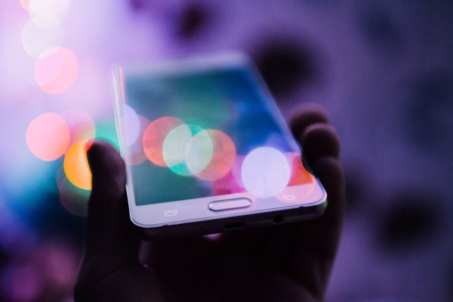 Tangan memegang ponsel dengan tampilan situs yang responsif