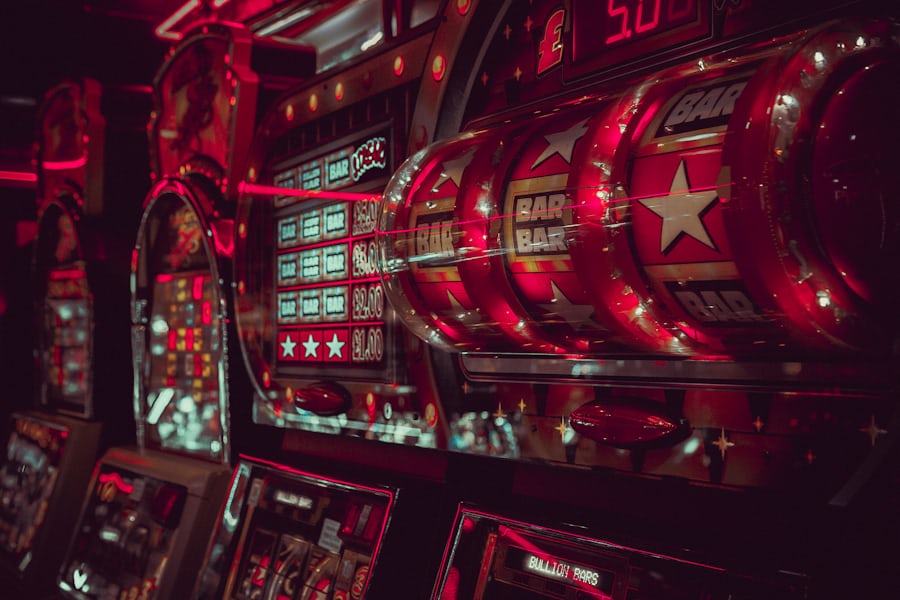 Baris mesin slot menyala di lantai arena permainan